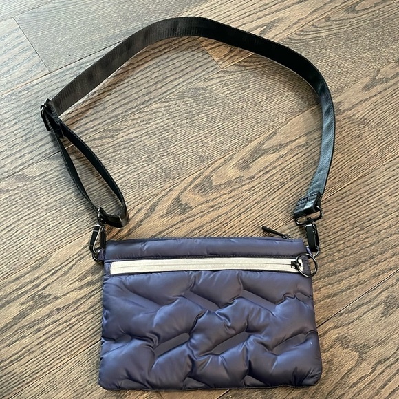 GoDashDot Fanny pack with black adjustable strap (strap is brand new) - Picture 2 of 9